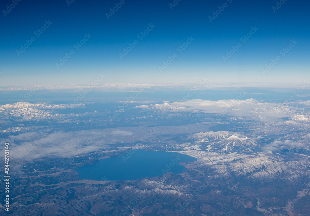 雪に縁取られた猪苗代湖と磐梯山