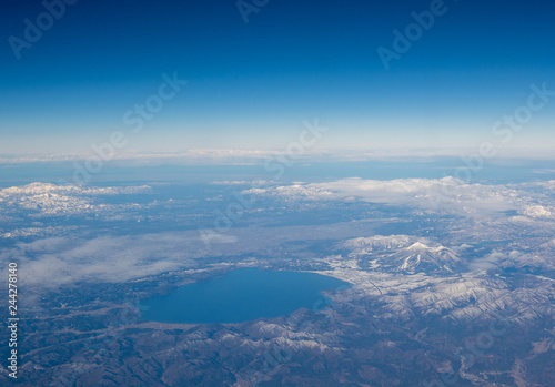 雪に縁取られた猪苗代湖と磐梯山