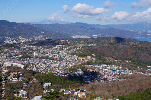 伊東小室山より伊東市街、相模湾、富士山を望む © 喜世行 金井