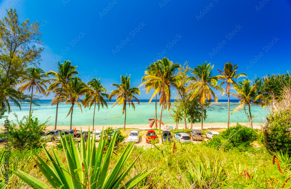 Belle plage de sable blanc avec une eau bleu turquoise  -  Lieu touristique à La Saline - Île de La Réunion