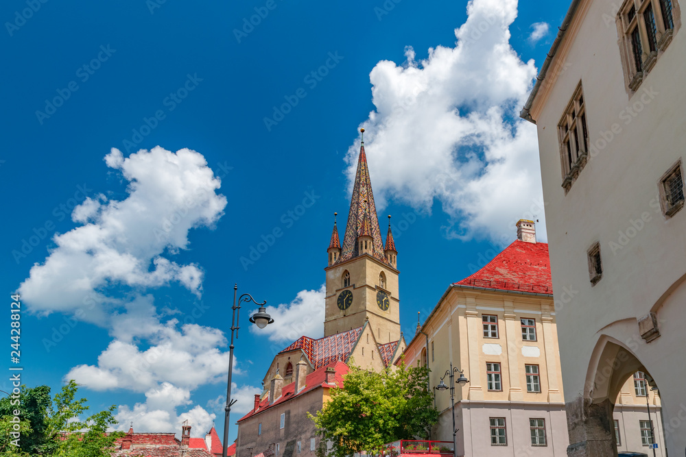Obraz premium Lutheran Cathedral of Saint Mary on a beautiful sunny summer day in Sibiu, Transylvania region, Romania