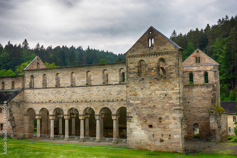 Ruine der Klosterkirche Paulinzella in Thüringen, Deutschland