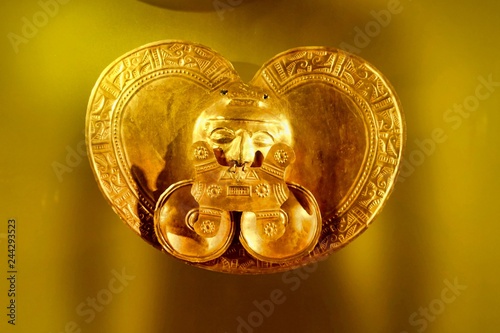 Ein Nasenring im Goldmuseum in Bogota in Kolumbien