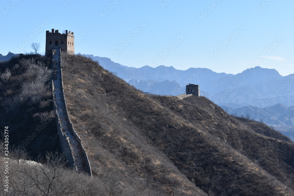 Obraz premium Panorama of the Great Wall in Jinshanling in winter near Beijing in China