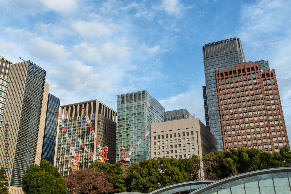 冬の東京大手町　高層ビル群と青空１