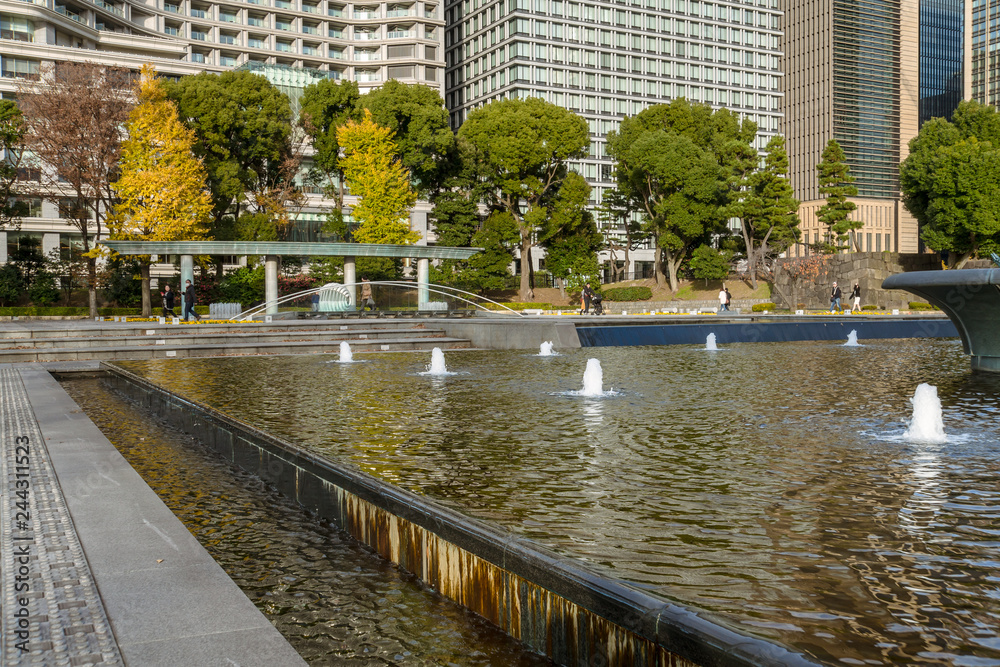 冬の東京大手町　公園の噴水と高層ビル群