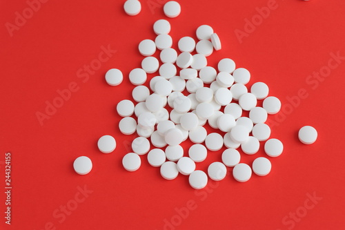 Fotografía Tablets medicine for people's health to heal diseases, top view of the Spilled white pills on the white surface