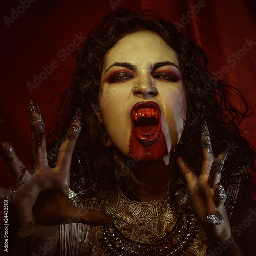 Fotografi nibble vampire, demonic woman dressed in white lace and silver jewelry