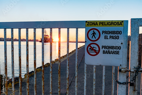 Trabajo y seguridad en el puerto photo