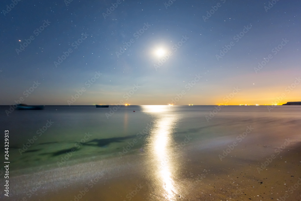 Obraz premium full moon shine above a night sea bay