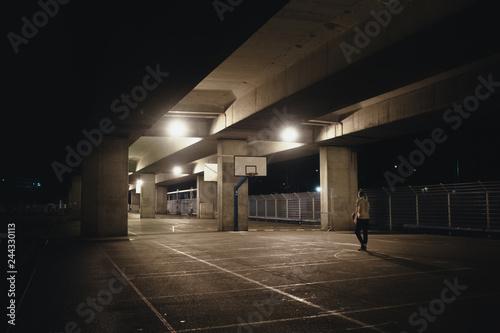 Joueur de basketball de rue sous un pont à Toulouse