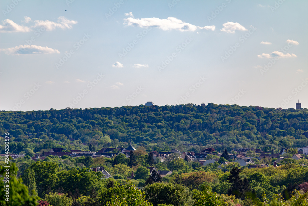 Fototapeta premium Blick über Potsdam mit Sternwarte Nah