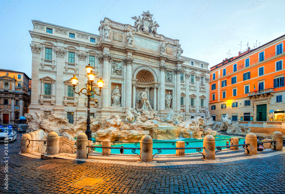 Naklejka premium Fontanna di Trevi w świetle poranka w Rzymie, Włochy. Trevi to najsłynniejsza fontanna Rzymu. Architektura i symbol Rzymu.