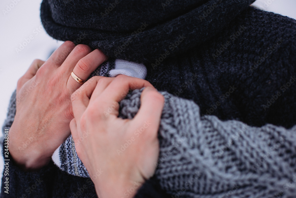 Obraz premium winter wedding - hugs