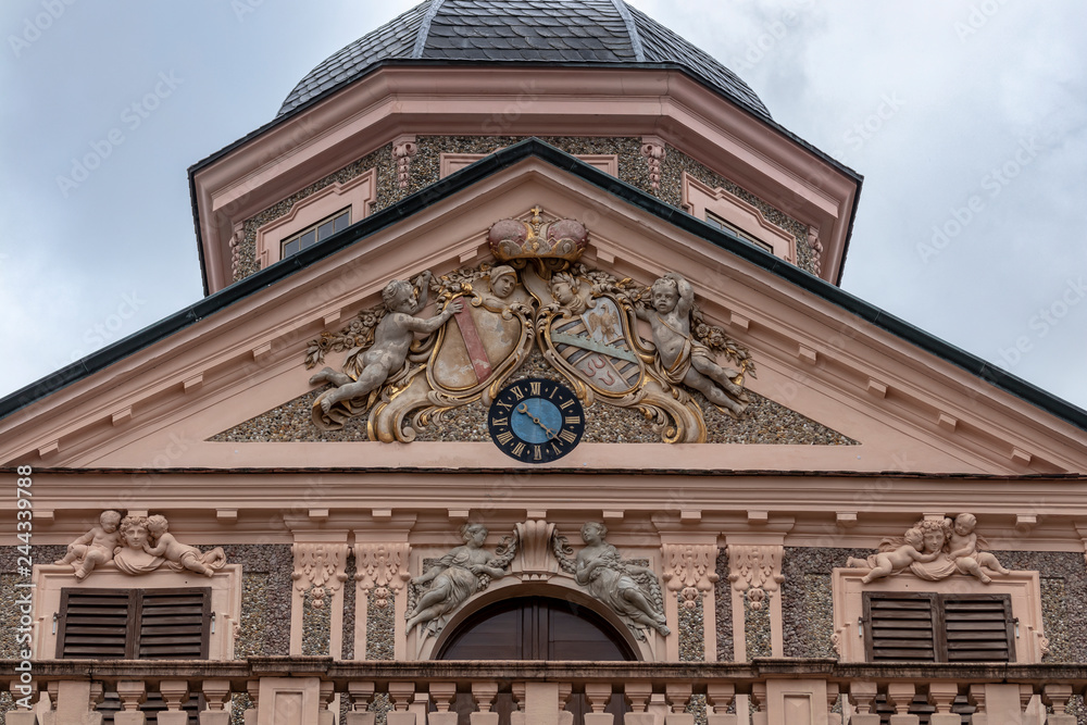 Wappen mit Uhr unter einer Dachkuppel
