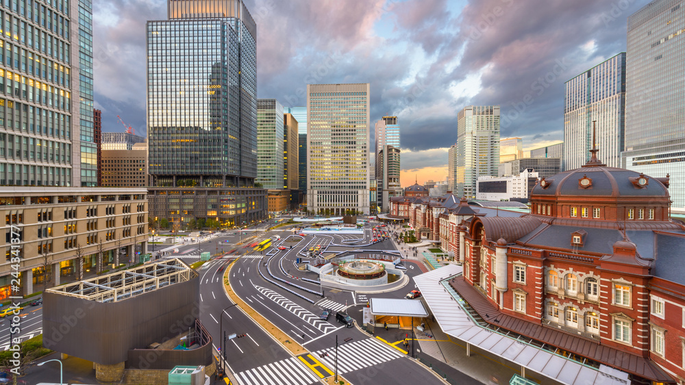 Fototapeta premium Tokyo, Japan skyline over Tokyo Station