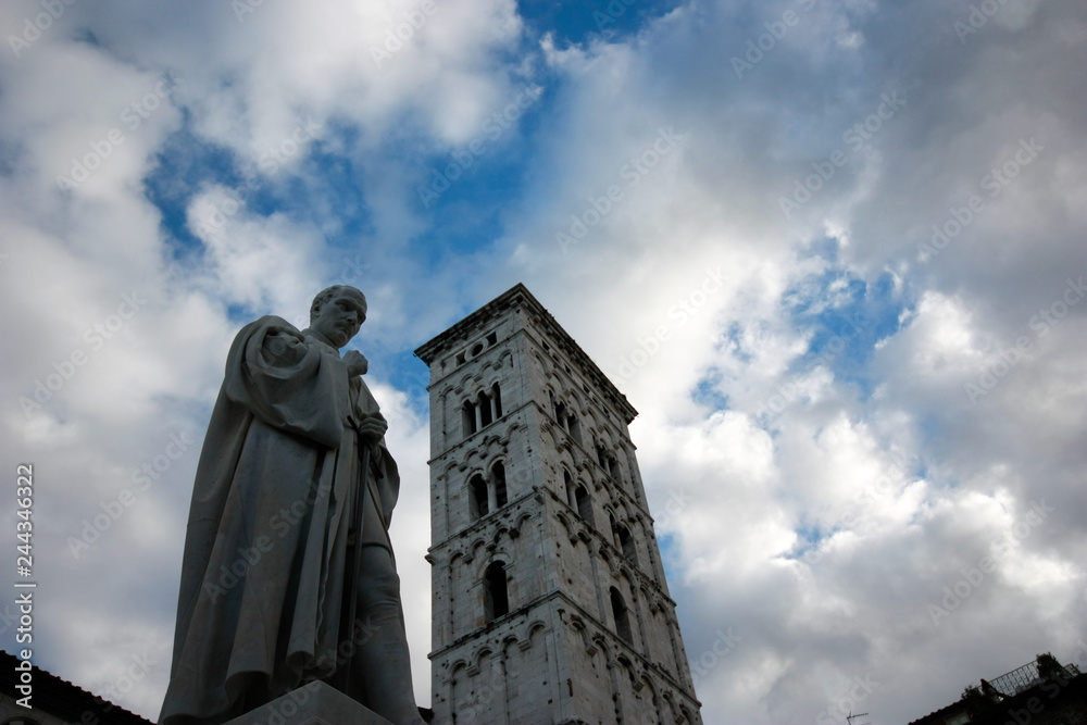 Fototapeta premium sky and munich of lucca