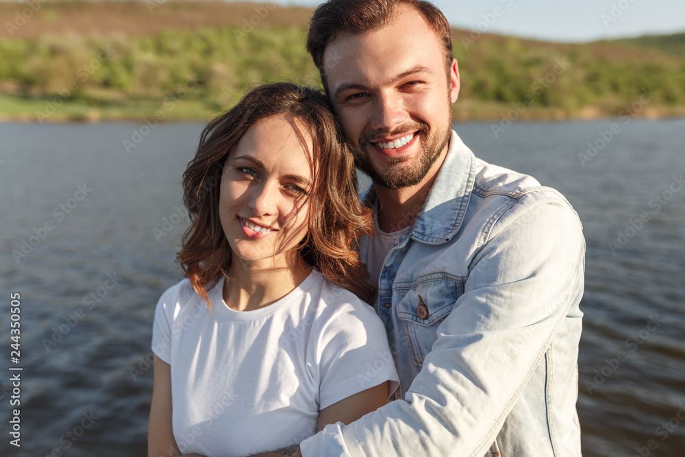 Obraz premium Happy couple standing near lake