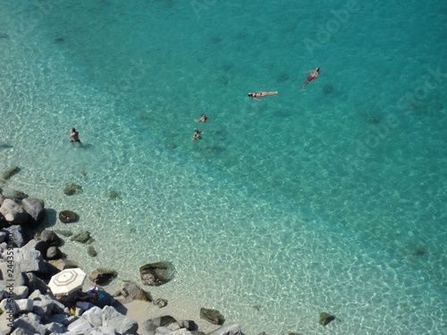 mare azzurro e sabbia bianca - la tua prossima vacanza estiva