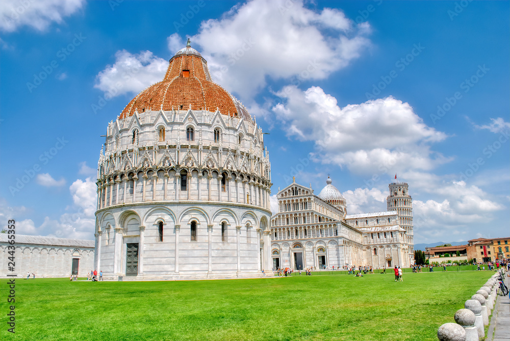 Panorama su piazza dei miracoli a Pisa