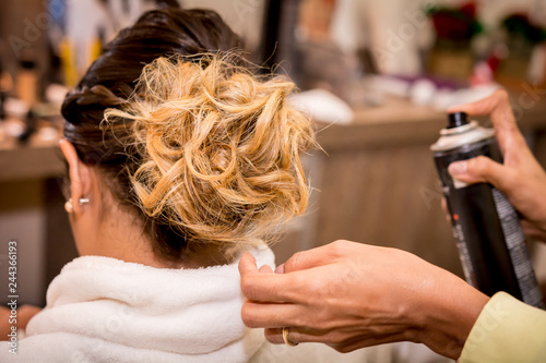 mulher fazendo o cabelo antes do casamento em frente ao espelho