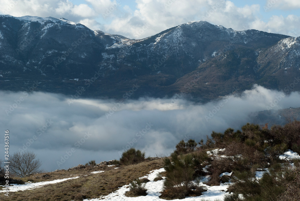Nebbia e nuvole sul massiccio del Matese, appennino centrale italiano