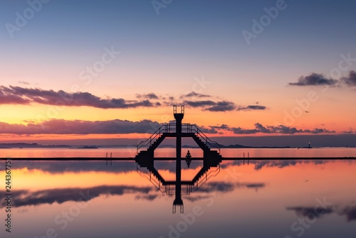 Tableau sur toile Winter sunset at Saint-Malo and amazing reflection on water