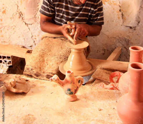 homme fabricant une poterie / Djerba