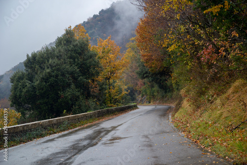 Quadro su tela mountain road with fog in winter scene