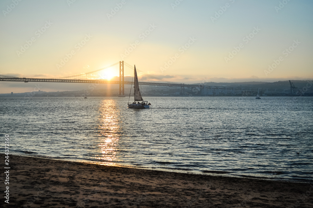 Segelboot auf dem Meer fährt in den Sonnenuntergang bei atmosphärischem Licht auf einer Yacht mit schönem Himmel