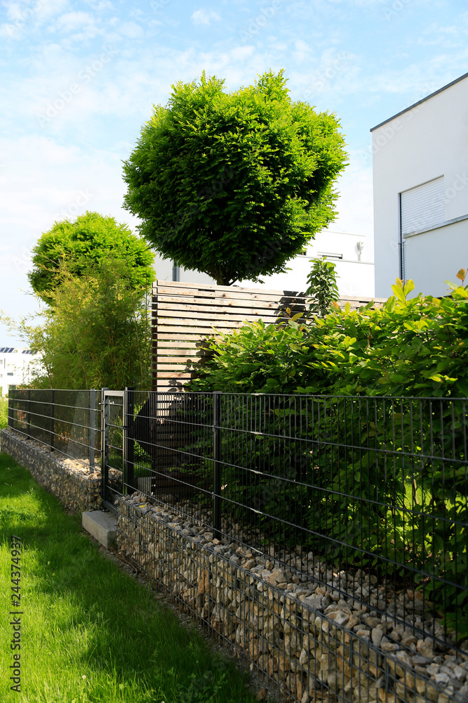Moderne Gartengestaltung Mit Steinen gefüllte Gabionen als Zaun und