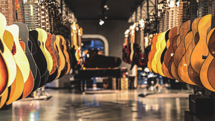 Fotobehang Muziekwinkel Gitaren hangend op een rij in winkel  © vadimalekcandr
