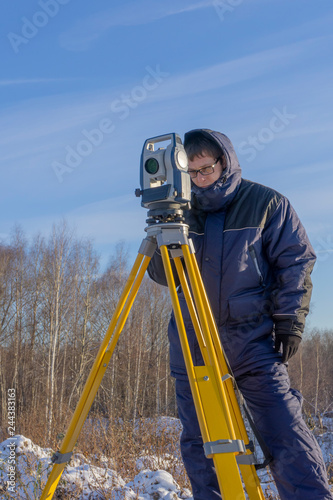 The cadastral service worker conducts surveying and topographic measurements