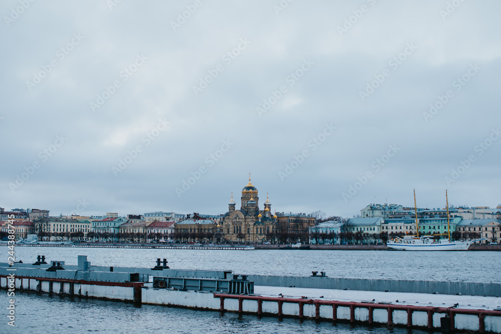 Saint Petersbourg à la tombée de la nuit