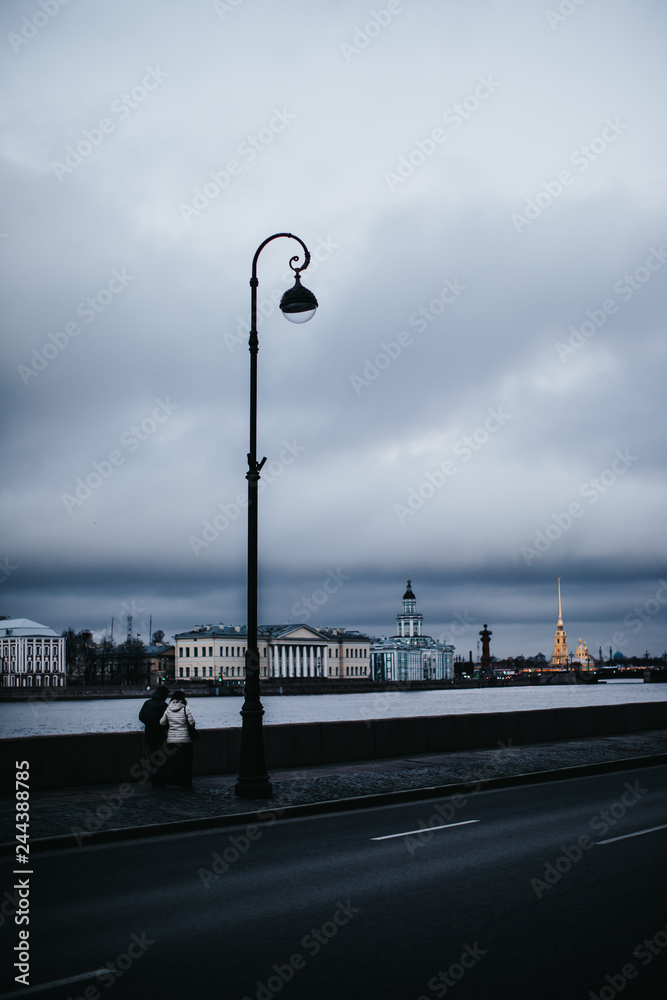 Saint Petersbourg à la tombée de la nuit