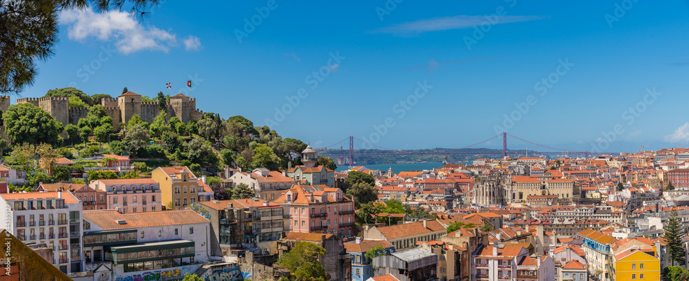 Aussicht in Lissabon Auf Brücke, Stadt und Festung