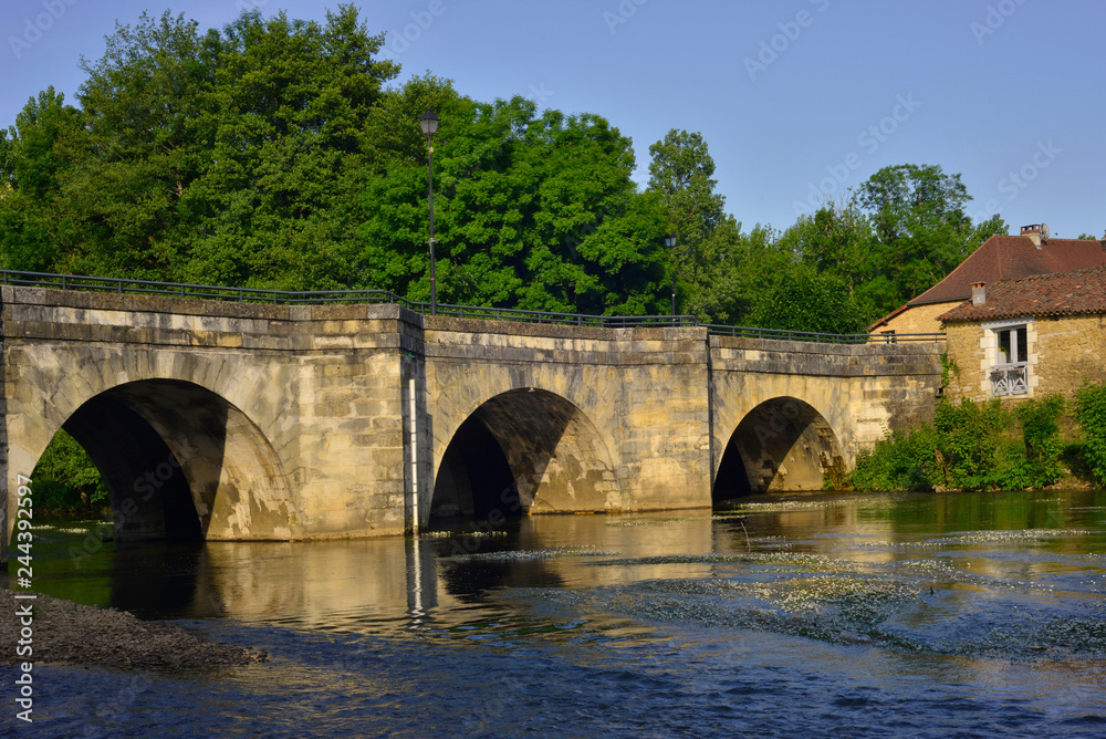 Pont de Corgnac-sur-l'Isle (24800) sur la rivière l'Isle, département de la Dordogne en région Nouvelle-Aquitaine, France