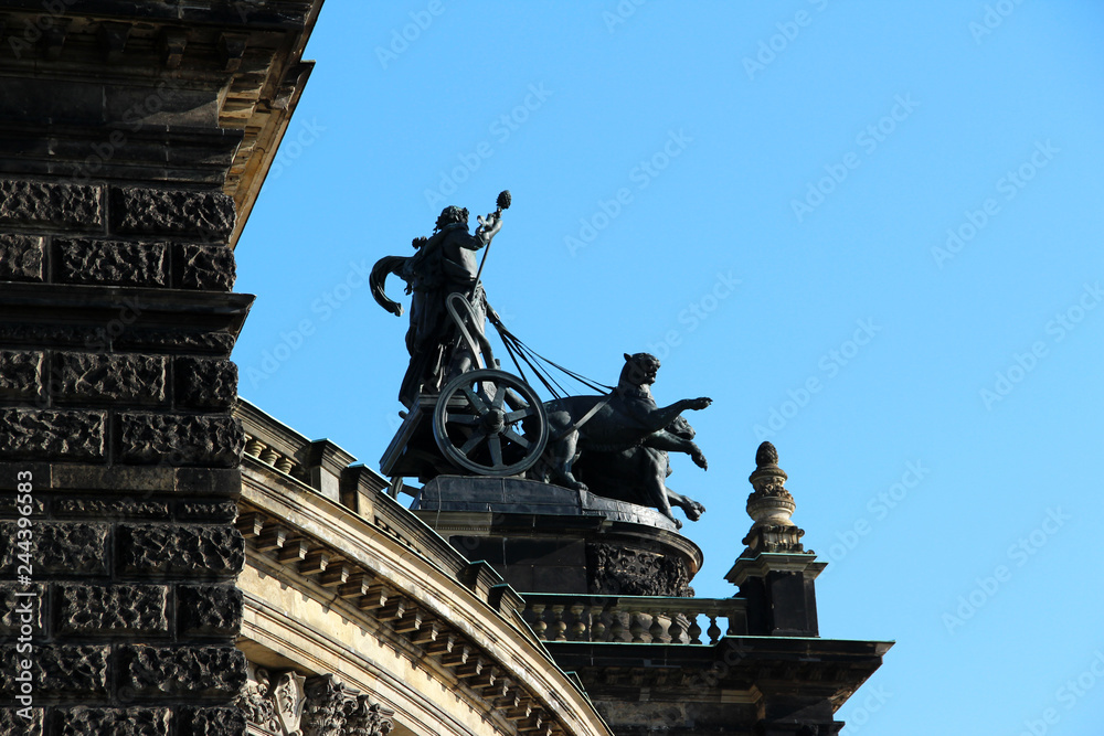 Obraz premium blick auf die historischen skulpturen auf einem dach in dresden sachsen deutschland fotografiert während einer sightseeing tour an einem sommertag in farbe