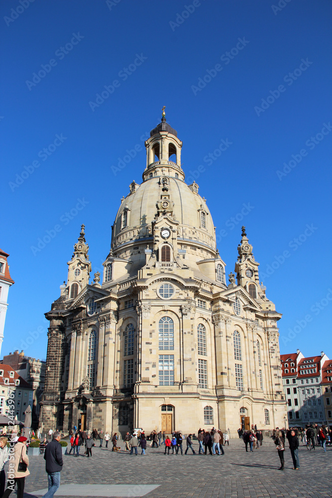 blick auf die frauenkirche in dresden sachsen deutschland fotografiert während einer sightseeing tour an einem sommertag in farbe