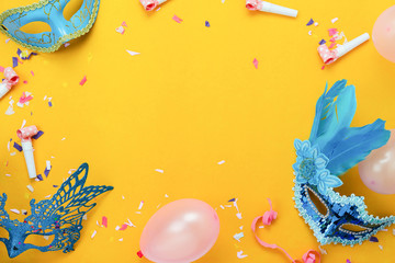 Keuken achterwand Carnaval Carnavalsmasker met confetti op geel  © osabee
