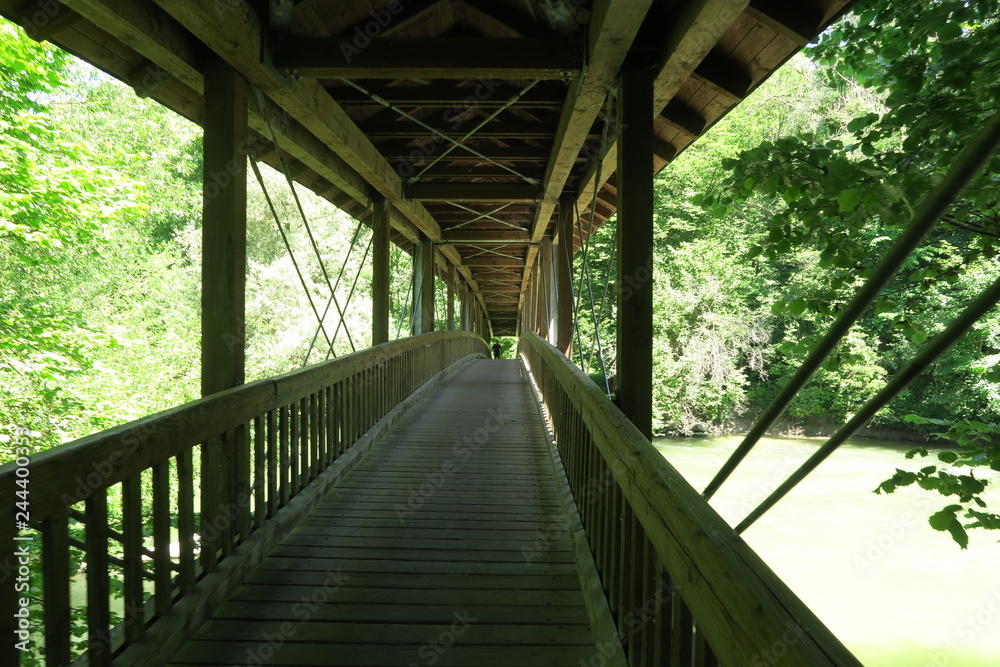 Holzbrücke mit Dach
