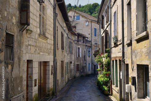 Fototapeta Naklejka Na Ścianę i Meble -  Rue Joussen à Brantôme en Périgord (24310), département de la Dordogne en région Nouvelle-Aquitaine, France