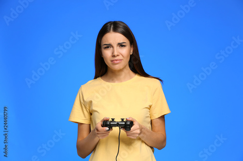 Upset young woman playing c...