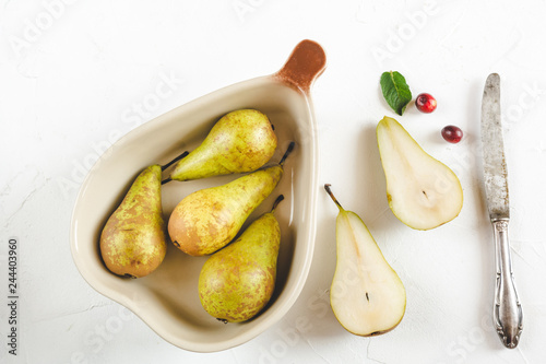 Billede på lærred Fresh pears in a dish on a white background