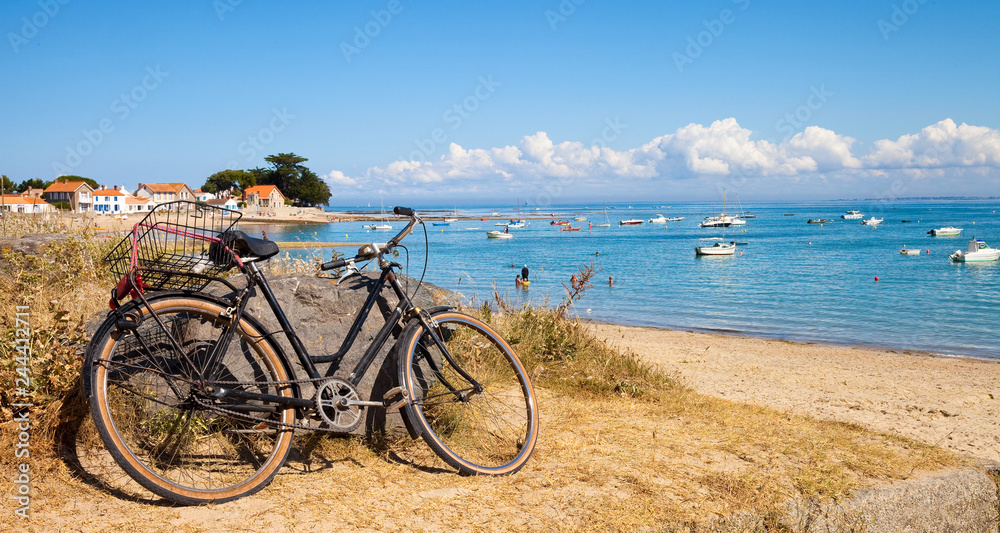 Fototapeta premium Plage et vélo sur la côte Vendéenne à Noirmoutier > Vendée > France