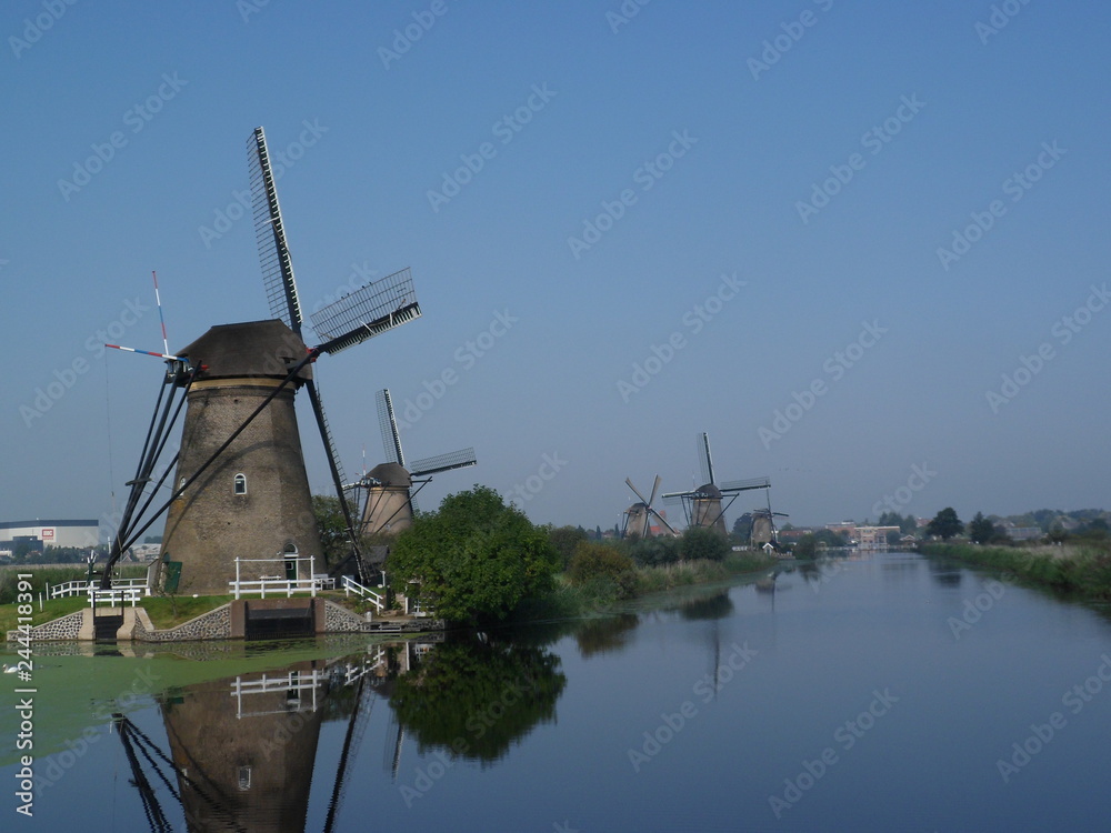 Molino en el canal, Kinderdijk, Holanda del sud, Países Bajos Molino en el canal, Kinderdijk, Holanda del sud, Países Bajos