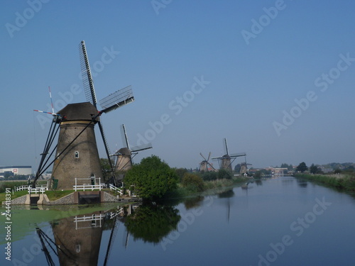 Molino en el canal, Kinderdijk, Holanda del sud, Países Bajos