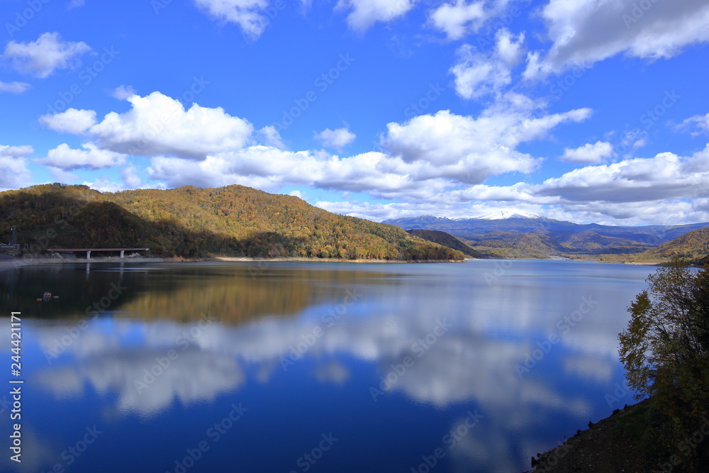 秋の忠別湖 ( Lake Chubetsu in Autumn in Hokkaido, Japan )