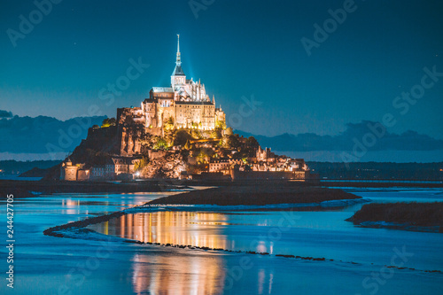 Obraz na płótnie Mont Saint-Michel at twilight, Normandy, France w salonie
