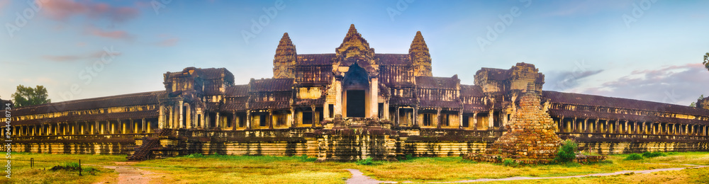 Naklejka premium Angkor Wat o wschodzie słońca. Siem Reap. Kambodża. Panorama